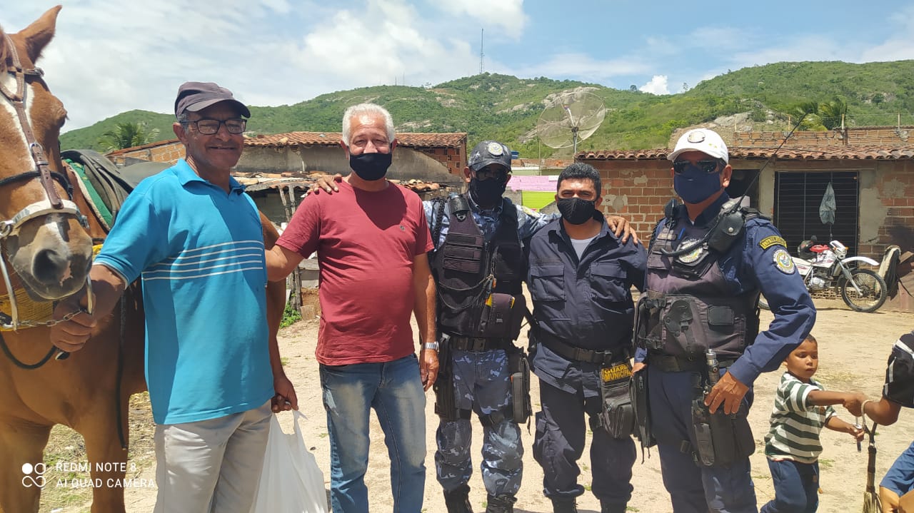 FAZER O BEM SEM OLHAR A QUEM | Guarda Civil Municipal de Pesqueira doa cestas básicas em 6 bairros