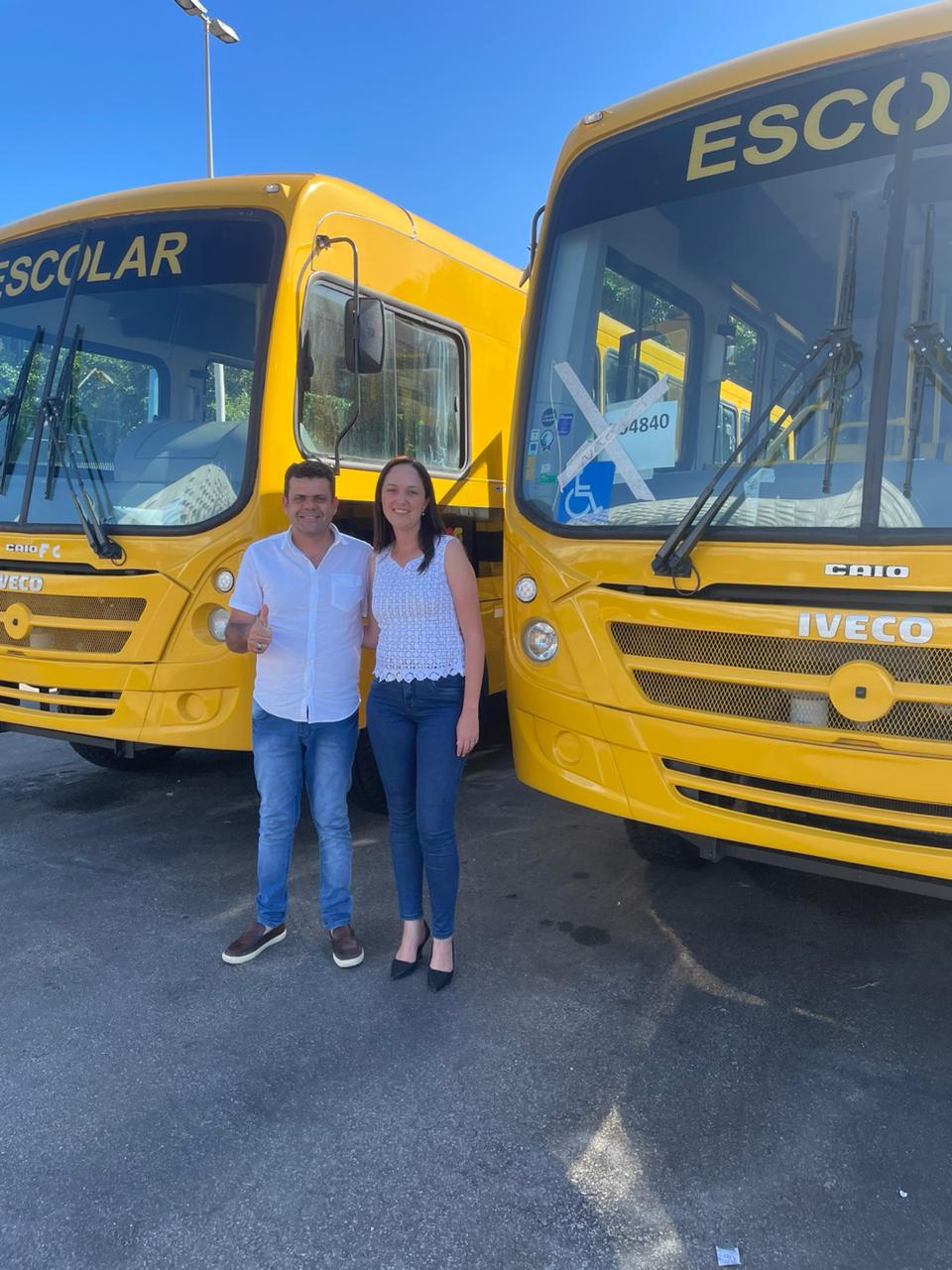 Ao lado da Secretária de Educação, prefeito recebeu as chaves dos ônibus