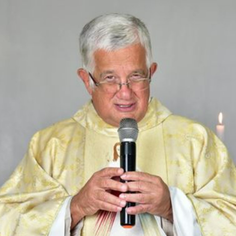 padre adilson