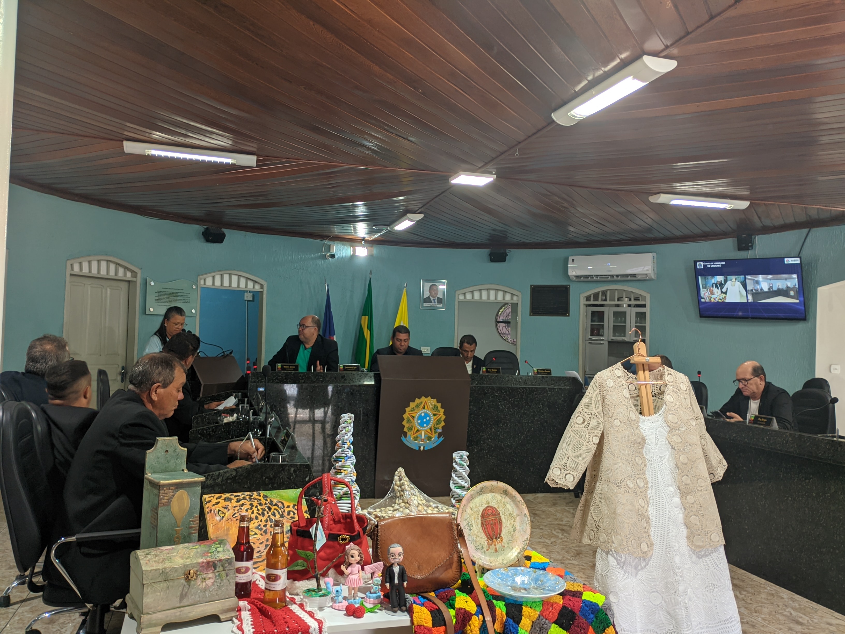 Ana Glória subiu na Tribuna e narrou tarde da trajetória das artesãs
