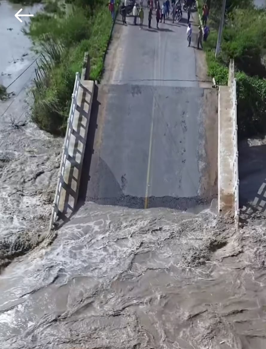 Calçado alagado e com ponte destruída